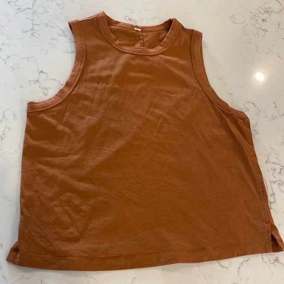 Ultra light waist-length tank top - Picture 3 of 3